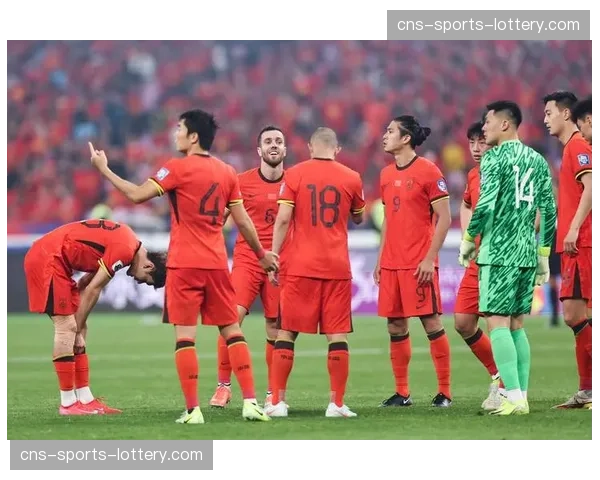 主场球迷发出嘘声，对保守战术不满，期待高位压迫